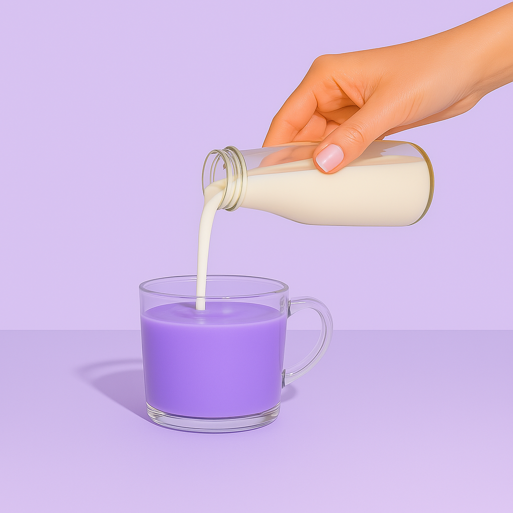 bouteille de lait qui se verse dans une tasse d'ube