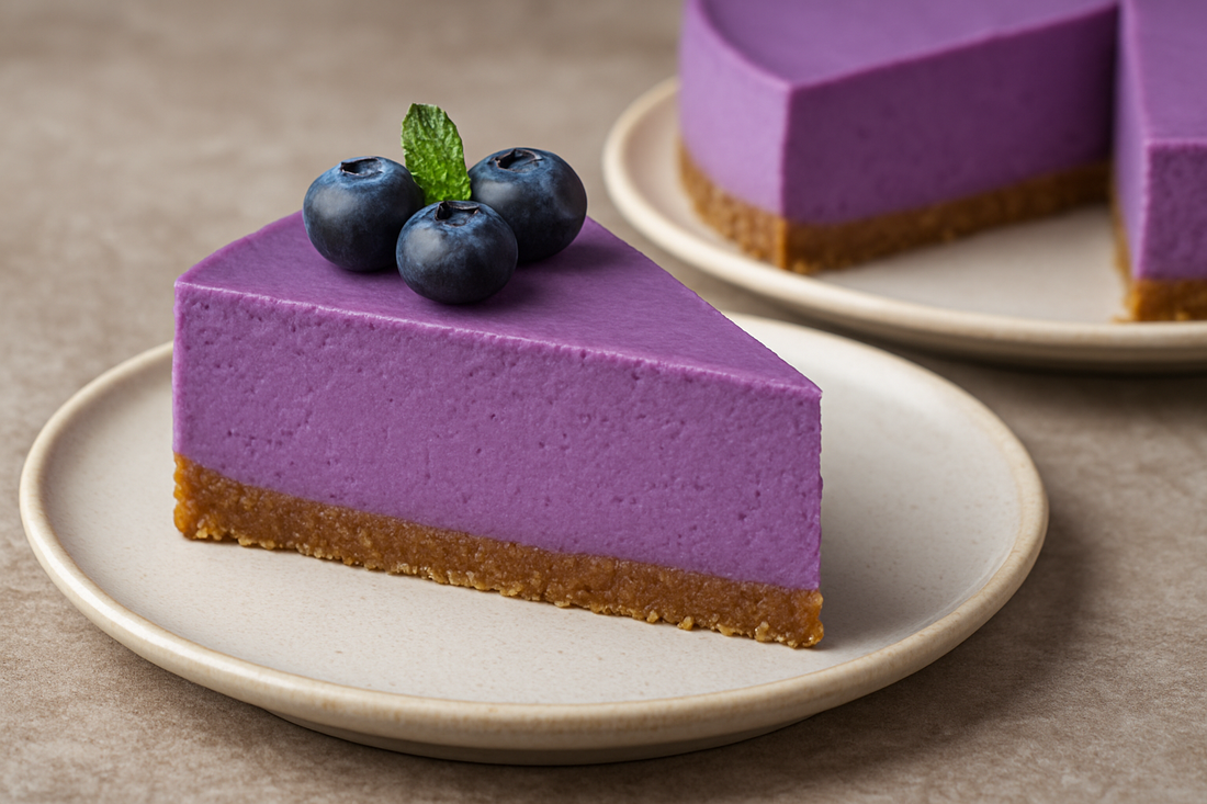 cheesecake violet à l'ube avec myrtilles sur le dessus