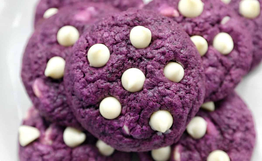 Cookie violet à l'ube avec des pépites de chocolat blanc