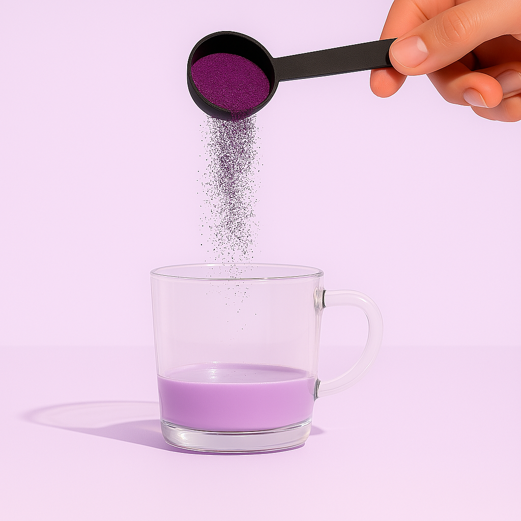 main qui verse de la poudre d'ube dans un verre