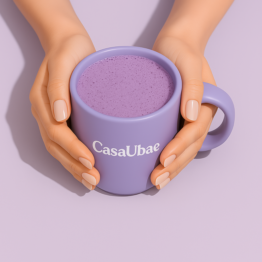 mains qui tiennent une tasse de ube avec le logo CasaUbae